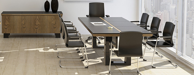 Mesa de reunião da RS Design com acabamento fosco em couro que não reflete a iluminação natural, trazendo ainda mais conforto às reuniões corporativas. Crédito: Divulgação RS Design