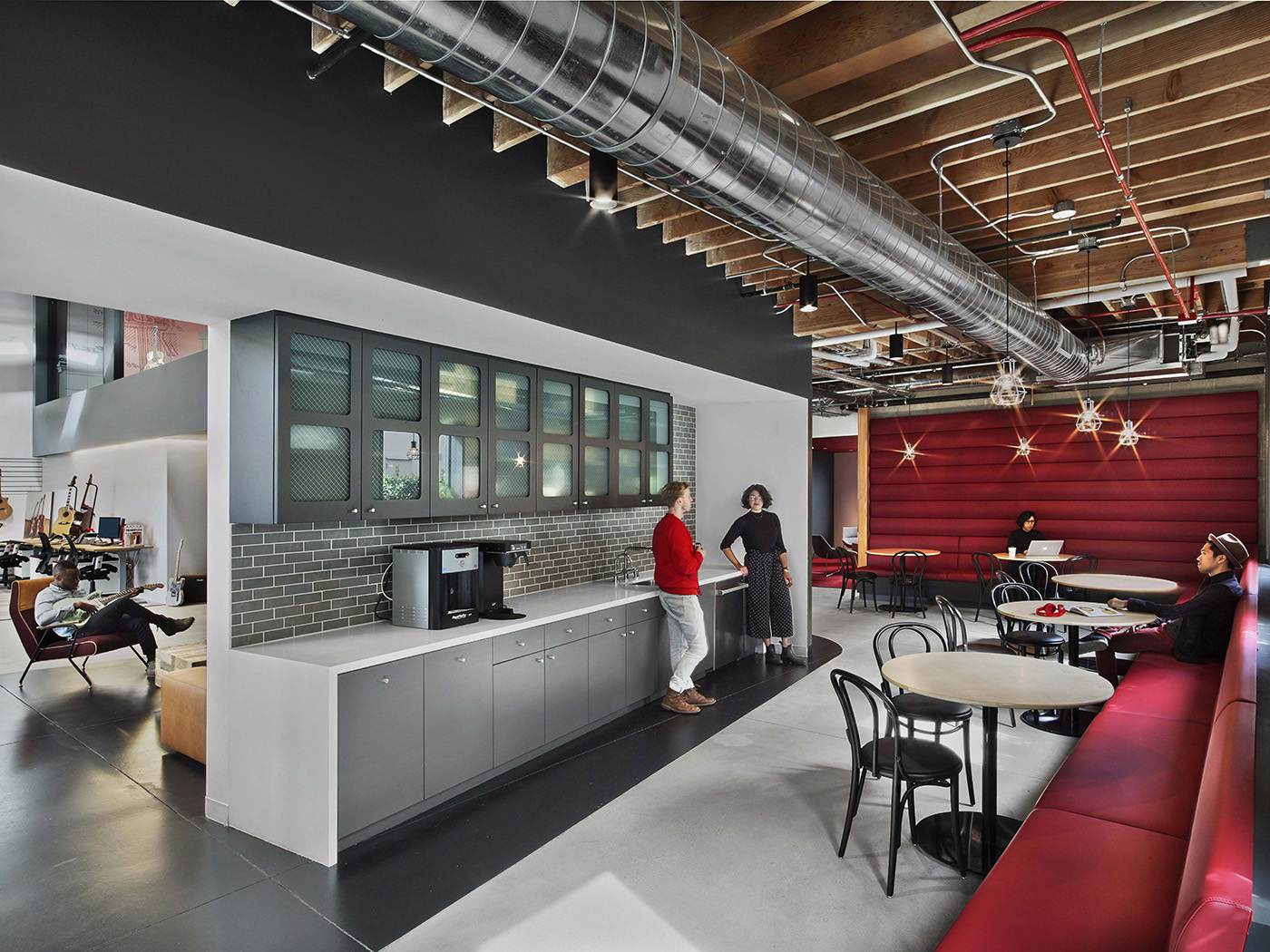 Fender Office em Los Angeles, E.U.A, possui uma área de convivência/café no meio da área administrativa, que também pode ser utilizada para trabalhos individuais ou em grupos. Crédito: Officesnapshots.