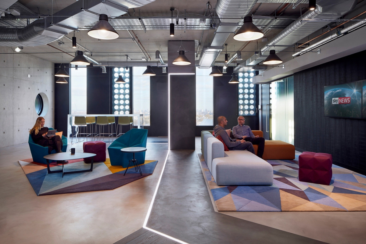 O escritório da Adobe em Londres conta com diversas áreas para os profissionais se encontrarem e discutirem os mais diversos assuntos, sempre de maneira mais informal. Crédito: Retail design blog