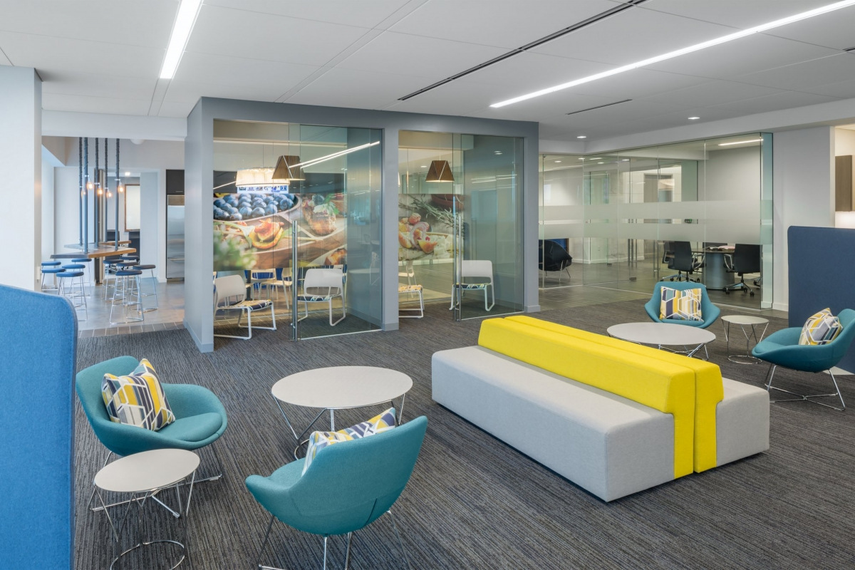 Os espaços para trabalho focado da Elior Office compõem salas com divisórias de vidro para facilitar a concentração, sem perder o contato visual com o escritório. Crédito: reprodução officelovin.
