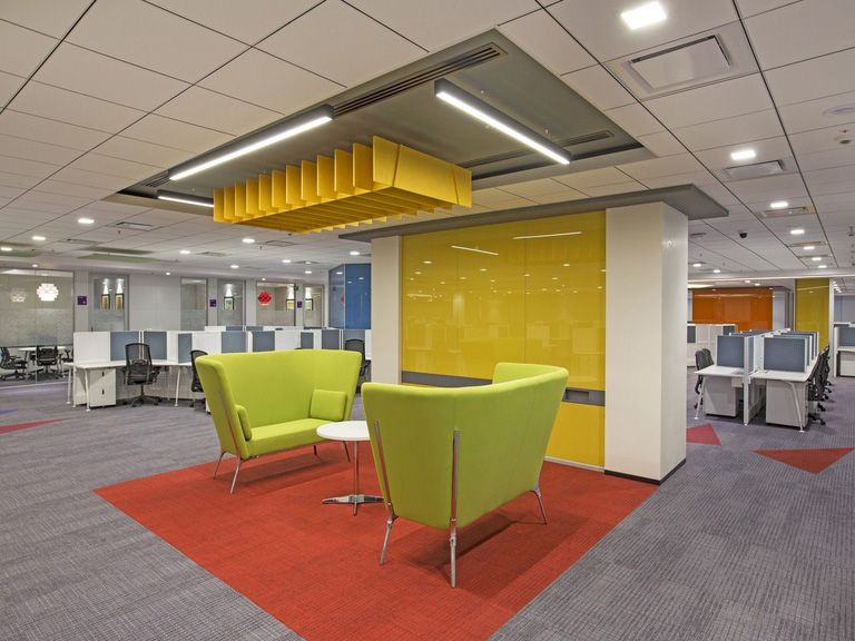 Ambiente da EMC Office na India conta com área para reuniões mais informais, integrada com o ambiente de estações de trabalho. Crédito: divulgação retaildesignblog