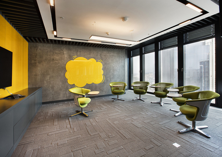 A sala de reuniões e treinamento da British American é descontraída, sem perder o estilo corporativo. Um bom local para dar o feedback à equipe. Crédito: Reprodução Office Snapshots