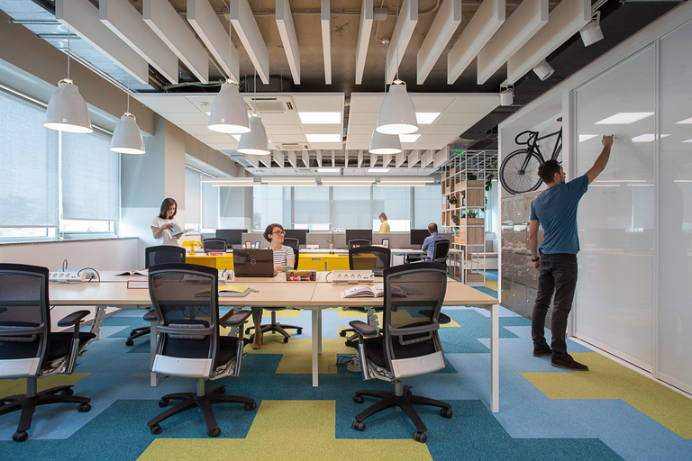 Esta área para atividade colaborativa na Microsoft foi projetada para as pessoas mostrarem os seus pontos de vista e interagirem entre si. Crédito: Reprodução Office Snapshots