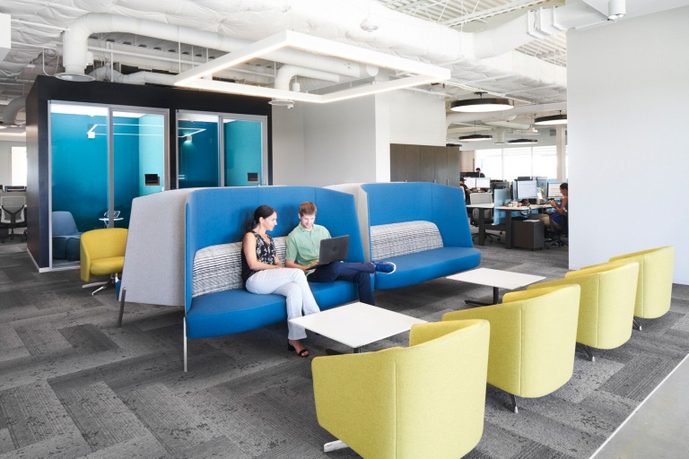 TrueCar Office, no Texas – E.U.A, com mobiliário que estimula a colaboração e o compartilhamento de ideias. Reprodução, crédito: officesnapshots