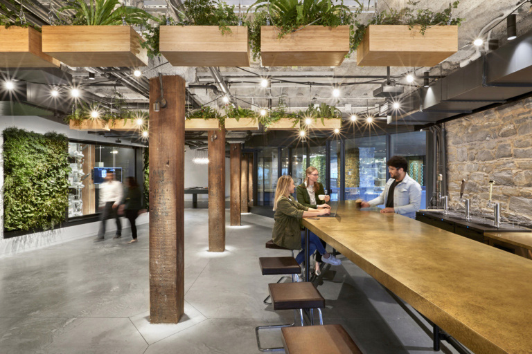 O escritório da United Technologies Digital em New York-USA aposta em ambientes com elementos de natureza e espaços inusitados para o encontro dos talentos da empresa. Crédito: Reprodução Officesnapshot