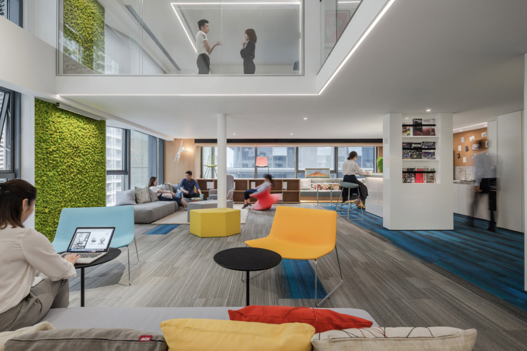 Mesmo com toque de informalidade, o que impera é o profissionalismo no escritório CROYO, China. Reprodução Officesnapshot