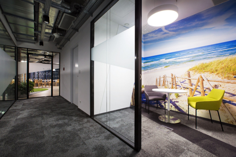 Em ambientes como do Circle-k-offices, que não possuem luz natural, pode-se utilizar de paisagem que remetam à natureza e à luz natural. O cérebro entende como positivo. Crédito: Reprodução Officesnapshots