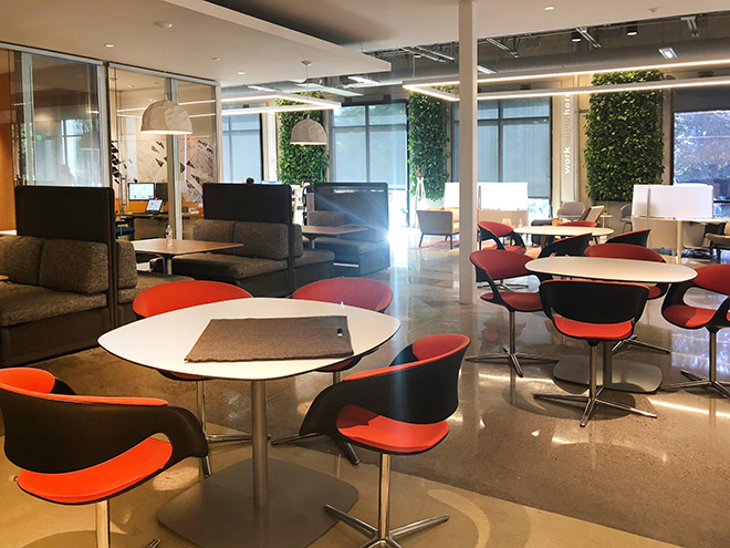 Mesas com cadeiras, poltronas, sofás e salas de reunião são algumas das opções oferecidas pela BKM de São Francisco, nos EUA. Crédito: Lisandra Mascotto/RS Design