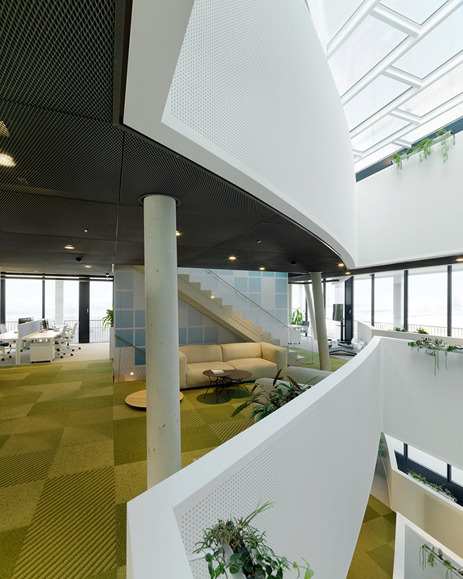 A inserção de plantas no ambiente corporativo contribui com a sensação de bem-estar dos trabalhadores. Na imobiliária C&P, que venceu o prêmio, as plantas são discretas e bem espalhadas pelo espaço.