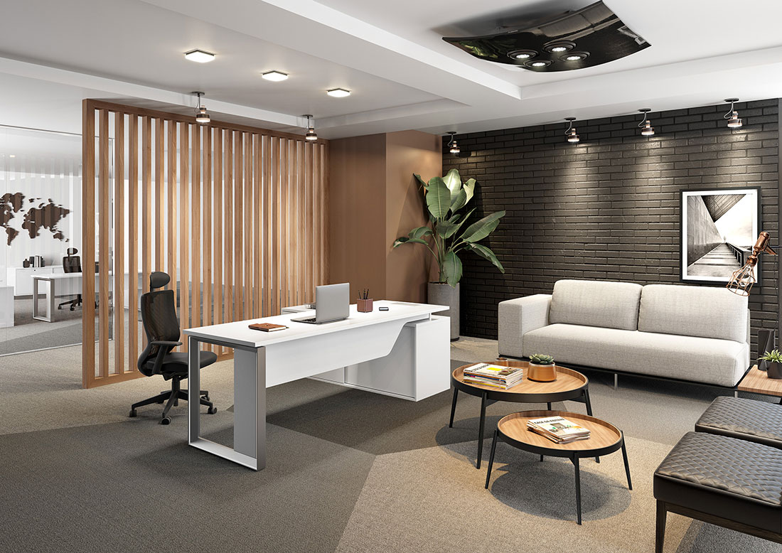 Sala executiva com ambiente para uma conversa mais informal. Mobiliário da RS Design, incluindo mesa, sofá, poltronas e mesinhas.