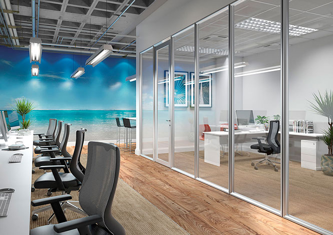 Ambiente com estações de trabalho e sala com Divisórias de vidro. Atividades compartilhadas e atividades focadas com ambientes adequados e estimulantes. Mobiliário da RS Design.