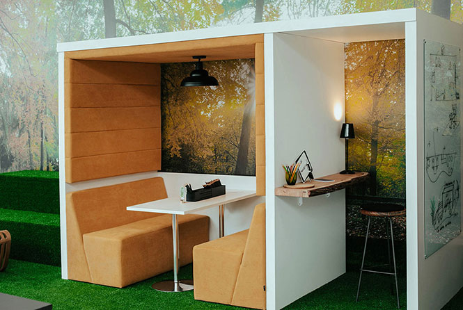 “Casinha acústica” para uma reunião mais informal ou atividade focada, permitindo conforto acústico e visual. Mobiliário planejado, sofás, mesas e banqueta da RS Design.