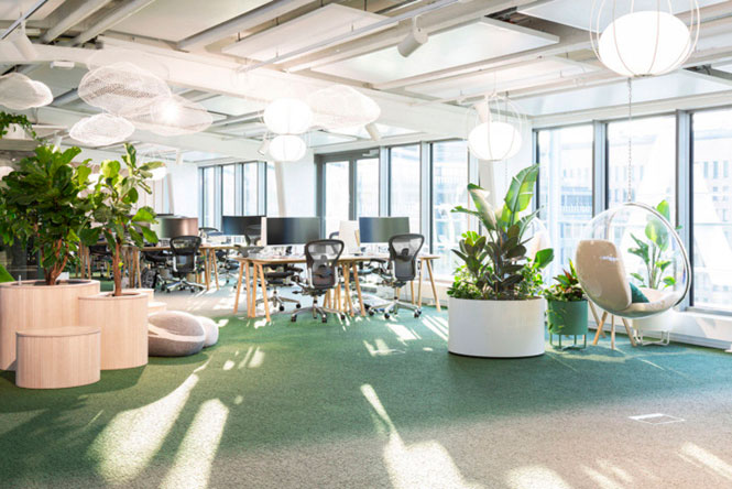 Escritório da Supermetrics, localizado em Helsinki, Finlândia, apresenta um design mais biofílico usando vegeração para compor o ambiente.