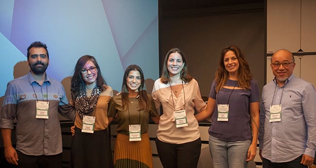 Na foto, da esquerda para a direita, Cassio Thomé, representante da Escotelhado; Andréa de Paiva, especialista em neurociência aplicada à arquitetura; Bia Rafaelli, arquiteta e urbanista especialista em Design Biofílico e idealizadora do workshop; Débora Lefreve, representante da Certificação HBC; Carol Piccin, sócia-fundadora da MateriaLAB; e Guilherme Takeda, arquiteto paisagista e diretor da Takeda Design; 