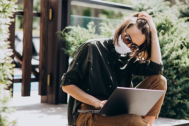 Empresas com áreas externas também podem permitir que as pessoas as ocupem como forma de manter menos gente em espaços fechados.