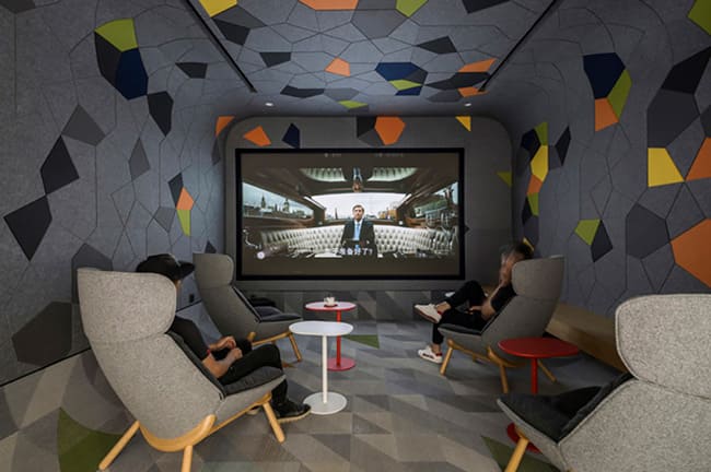A chinesa Lightspace apostou forte na tecnologia. Por lá as vídeo chamadas podem ser feitas em uma sala similar a uma sala de cinema. Assim todos se comunicam de forma proveitosa.