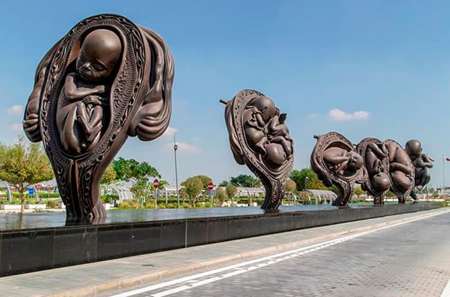 14 esculturas em bronze de 14 metros de altura cada uma, de Damien Hirst, intituladas “The Miraculous Journey” impressionam logo na entrada do Sidra Medical Centre, em Doha, no Qatar 