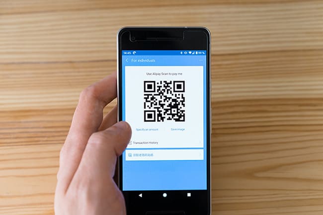 A liberação de acesso por meio de QR Code é prática e pode ser uma excelente alternativa para a substituição à leitura biométrica que exige o toque de todos em um mesmo dispositivo