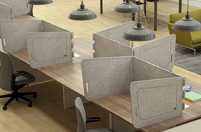 Esses painéis de proteção da RS Design são móveis e podem ser instalados em qualquer formato de mesa de trabalho.