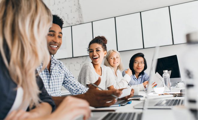 Vencer a solidão no trabalho com espaços colaborativos, academias e salas de reunião