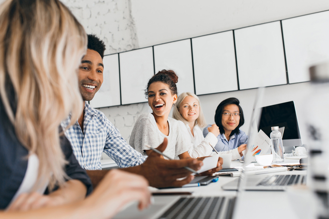 Vencer a solidão no trabalho com espaços colaborativos, academias e salas de reunião