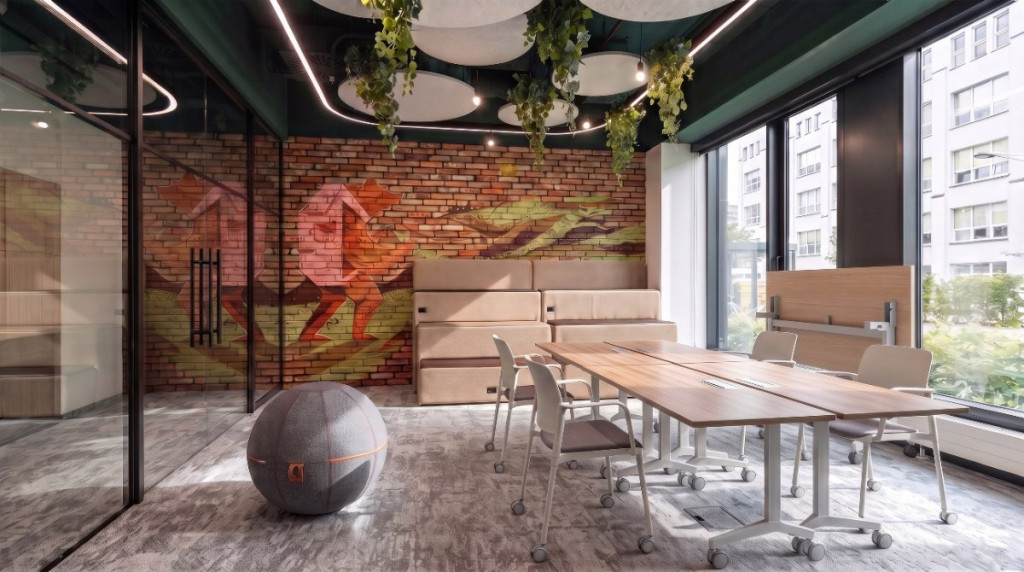 Espaço preparado para a adaptação conforme a atividade, atendendo a diferentes necessidades ao longo do dia, com mobiliário modular e flexível da RS Design, como Arquibancada Aris, Mesa dobrável Stay, Cadeira com rodízios Liric e Workball.