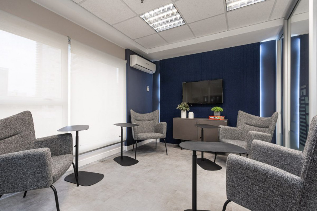 Sala de reuniões para um grupo pequeno, sem mesa grande, apenas com poltronas e mesinhas de apoio para notebook. Mobiliário RS Design.