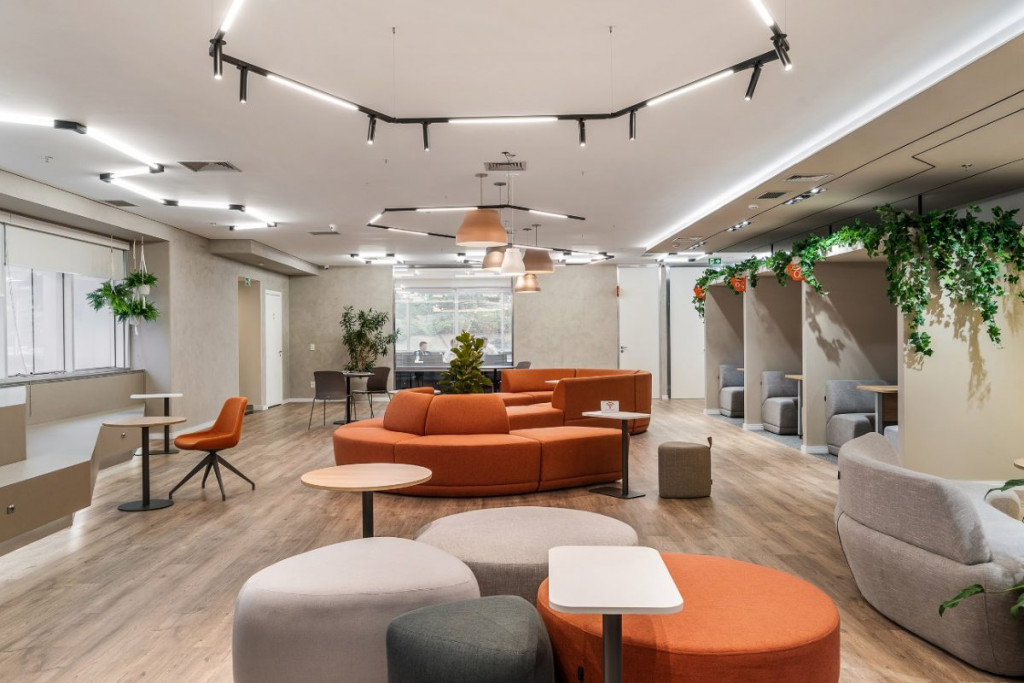 Espaço preparado para atividade colaborativa, treinamento e reuniões de pequenos grupos em empresa do segmento de Energia. Mobiliário RS Design.